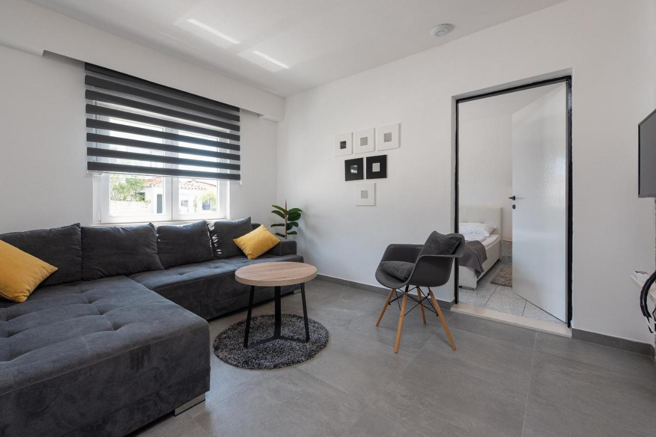 Villa Mona Apartments Ražanj Buitenkant foto