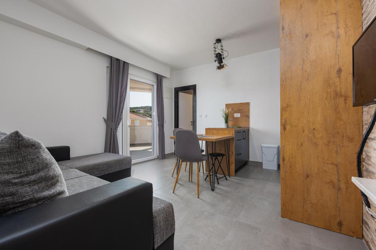 Villa Mona Apartments Ražanj Buitenkant foto